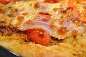 DSC_5153 • nogetiovnen.dk Pizza med rød pesto, bacon & mozzarella - stor