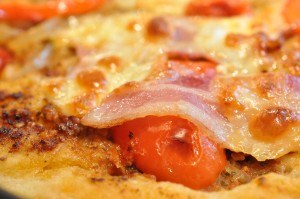 Deep-pan pizza med rød pesto, mozzarella og bacon Pizza med rød pesto, bacon & mozzarella - stor