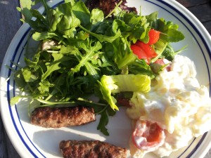 Stegt Cevapcici (stegte fingre) og nemme købesalater