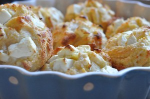 Scones med feta ost & majsmel bagt uden gær