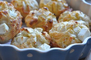 Scones med feta ost & majsmel bagt uden gær