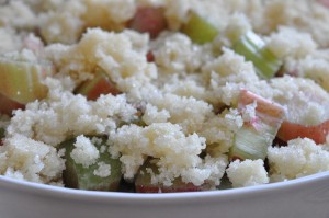 Glutenfri rabarbercrumble - rabarbertærte med mandelmel