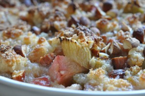 Glutenfri rabarbercrumble - rabarbertærte med mandelmel