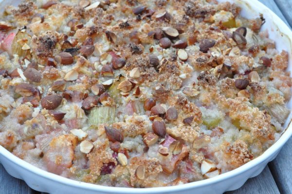 Rabarbertærte nem crumble med mandelmel