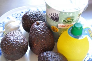 Guacamole med skyr - opskrift på nem avocadodressing - ingredienserne er klar