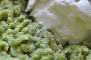 Guacamole med skyr - ingredienserne røres