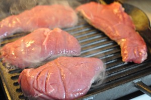 Tykstegsbøffer og pestopasta