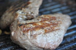 Grillede tykstegsbøffer, råstegte kartofler og salat