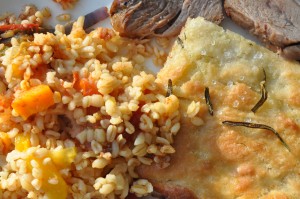 Kalkuncuvette i ovn med bulgur og grøntsager
