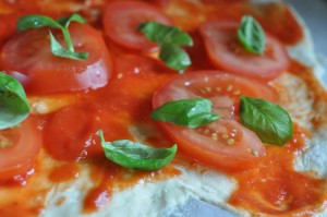 Du kan klargøre begge pizzaer og sætte dem i ovnen på samme tid, så kan du servere begge pizzaer varme.
