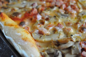 Pizza med skinke & tomat - nem pizzadej