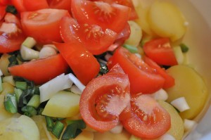 Kartoffelsalat med fetaost, tomat og forårsløg