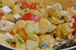 Kartoffelsalat med fetaost, tomat og forårsløg