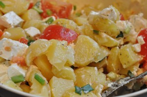 Kartoffelsalat med feta, tomat og forårsløg