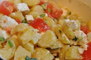 Kartoffelsalat med feta, tomat og forårsløg