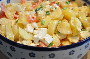 Kartoffelsalat med feta, tomat og forårsløg