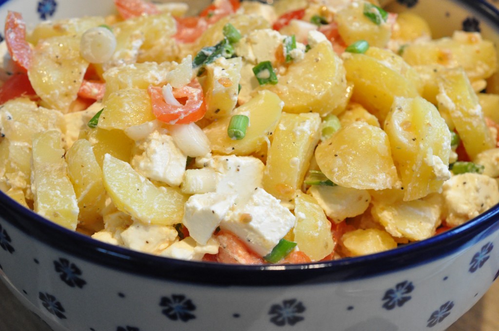 Kartoffelsalat med fetaost, tomat og forårsløg