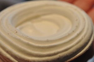 Nem hindbærdessert med fløde og marengs