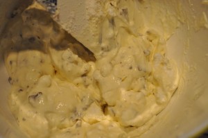 Nem hindbærdessert med fløde og marengs