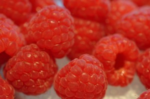 Nem hindbærdessert med fløde og marengs