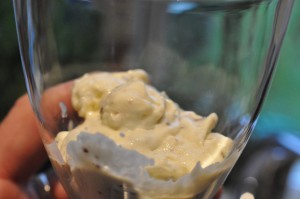 Nem hindbærdessert med fløde og marengs