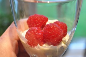 Nem hindbærdessert med fløde og marengs