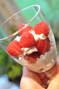 Nem hindbærdessert med fløde og marengs