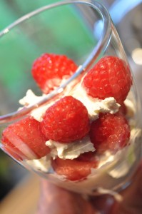 Nem hindbærdessert med fløde og marengs