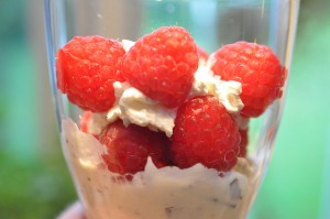 Nem hindbærdessert med fløde og marengs