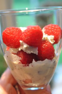 Nem hindbærdessert med fløde og marengs