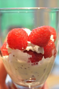 Nem hindbærdessert med fløde og marengs