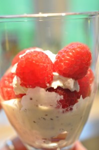 Nem hindbærdessert med fløde og marengs