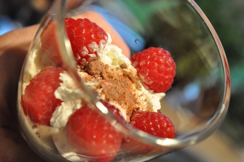 Nem hindbærdessert med fløde og marengs