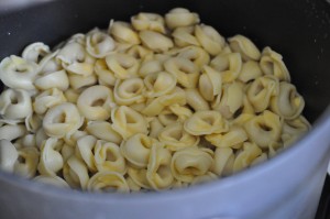 Kyllingefrikassé med tortellini - af kyllingerest