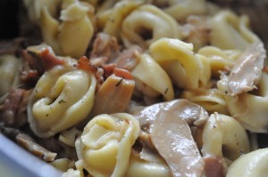 Kyllingefrikassé med tortellini - af kyllingerest