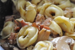 Kyllingefrikassé med tortellini - af kyllingerest