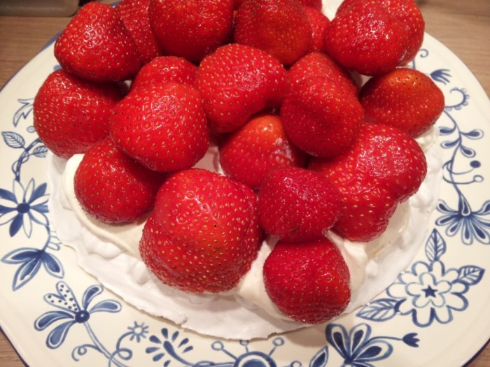 Jordbær dessert med marengs og flødeskum