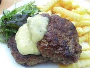 Hakkebøf, pommes frites og bearnaise i Norge