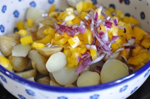 Kartoffelsalat med pesto, rødløg & peberfrugt