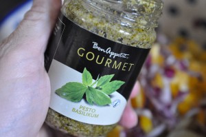 Kartoffelsalat med pesto, rødløg & peberfrugt