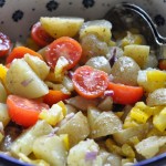 Kartoffelsalat med pesto, rødløg & peberfrugt 1 kg nye kartofler (gerne små hurtige, der er købt vaskede) 1 finthakket peberfrugt (rød eller gul) 1 finthakket rødløg 250-300 gram cherrytomater Pesto marinade: 3 spsk. god olivenolie (f.eks. extra jomfru olivenkerne) 1 spsk pesto (rød eller grøn kan bruges) 1 spsk. hvidvinseddike eller citronsaft 1 tsk.dijonsennep Salt/peber Fremgangsmåde: Snit de kolde kogte kartofler Snit løg og peberfrugt.  Bland kartofler og grønt Nu skal marinaden laves. Jeg havde en rest pesto i bunden af et glas. Jeg puttede olien heri og rystede glasset godt, så jeg kunne få al pestoen med. Jeg brugte min extra gode jomfruolienolie. Til en salat du skal spise "au naturel" skal det helst være en god smagfuld olie (jeg bruger en billigere variant, til fødevarer jeg skal opvarme f.eks.) Jeg tilsatte 1 tsk sennep til pestodressingen og krydrede med salt og peber og hvidvinseddike, for at tilføre lidt syrlighed. Den blev HAMRENDE god den dressing! Tror jeg skal prøve den næste gang jeg skal ovnstege pestokartofler, sennepsmarinaden må også kunne bruges til varme kartoffelretter? Tja tjo kønt ser det ikke ud. Vi skal vist ikke tale om hvad det ligner her men LÆKKERT smager det! Har du en rest pesto, så smid den endelig ikke ud. Brug den i din dressing/marinade/gryderet (find selv på flere forslag..;-) Kartoffelsalaten vendes rundt med marinade og det hele. Vend forsigt, så kartoflerne ikke moses.  Tilsæt tomater til sidst og lad gerne kartoffelsalaten trække lidt. Gerne 1 time inden servering (så lang tid kunne vi dog ikke vente i dag ;-)