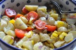 Kartoffelsalat med pesto, rødløg & peberfrugt 1 kg nye kartofler (gerne små hurtige, der er købt vaskede) 1 finthakket peberfrugt (rød eller gul) 1 finthakket rødløg 250-300 gram cherrytomater Pesto marinade: 3 spsk. god olivenolie (f.eks. extra jomfru olivenkerne) 1 spsk pesto (rød eller grøn kan bruges) 1 spsk. hvidvinseddike eller citronsaft 1 tsk.dijonsennep Salt/peber Fremgangsmåde: Snit de kolde kogte kartofler Snit løg og peberfrugt.  Bland kartofler og grønt Nu skal marinaden laves. Jeg havde en rest pesto i bunden af et glas. Jeg puttede olien heri og rystede glasset godt, så jeg kunne få al pestoen med. Jeg brugte min extra gode jomfruolienolie. Til en salat du skal spise "au naturel" skal det helst være en god smagfuld olie (jeg bruger en billigere variant, til fødevarer jeg skal opvarme f.eks.) Jeg tilsatte 1 tsk sennep til pestodressingen og krydrede med salt og peber og hvidvinseddike, for at tilføre lidt syrlighed. Den blev HAMRENDE god den dressing! Tror jeg skal prøve den næste gang jeg skal ovnstege pestokartofler, sennepsmarinaden må også kunne bruges til varme kartoffelretter? Tja tjo kønt ser det ikke ud. Vi skal vist ikke tale om hvad det ligner her men LÆKKERT smager det! Har du en rest pesto, så smid den endelig ikke ud. Brug den i din dressing/marinade/gryderet (find selv på flere forslag..;-) Kartoffelsalaten vendes rundt med marinade og det hele. Vend forsigt, så kartoflerne ikke moses.  Tilsæt tomater til sidst og lad gerne kartoffelsalaten trække lidt. Gerne 1 time inden servering (så lang tid kunne vi dog ikke vente i dag ;-)