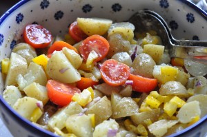 Kartoffelsalat med pesto, rødløg & peberfrugt