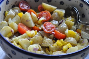 Kartoffelsalat med pesto, rødløg & peberfrugt