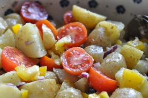 Kartoffelsalat med pesto, rødløg & peberfrugt