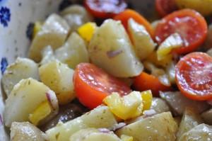 Kartoffelsalat med pesto, rødløg & peberfrugt