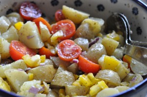 Kartoffelsalat med pesto, rødløg & peberfrugt