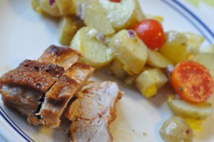 Kartoffelsalat med pesto, rødløg & peberfrugt