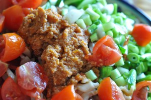 Pastasalat med pesto og tomater - opskrift