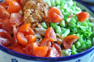 Pastasalat med pesto og tomater - opskrift